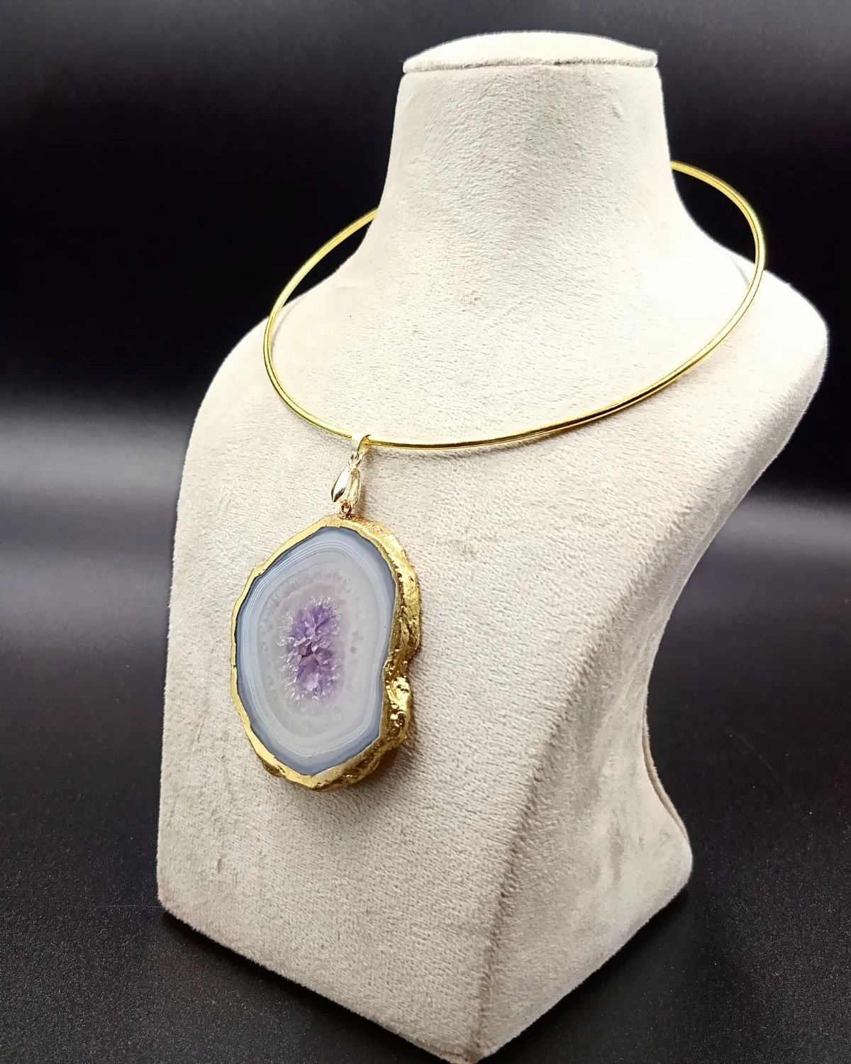 Raw Radiance Necklace- Lilac Agate Slice Stone & Brass Hasli - Image 2